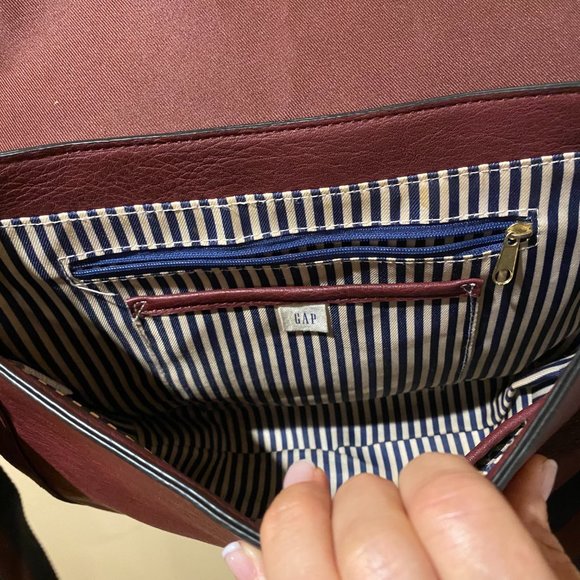 Gap Izzy Burgundy Crossbody - Picture 4 of 4